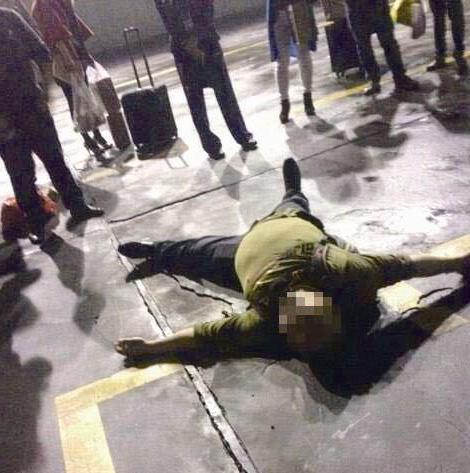 乘客因飞机故障航班取消情绪激动 当场晕倒(图)