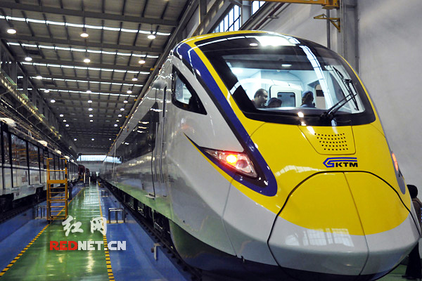 中国首列最高速度米轨动车组株洲下线 出口马