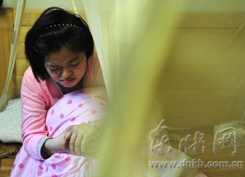 福建病危女孩见到亲生父母 拉着生母手久久不放