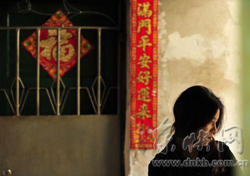 福建病危女孩见到亲生父母 拉着生母手久久不放