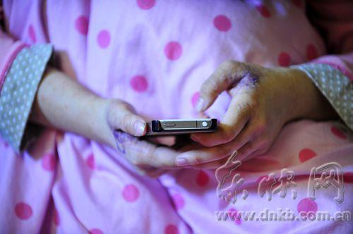 福建病危女孩见到亲生父母 拉着生母手久久不放