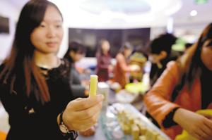 女孩摆摊卖可手洗卫生巾 顾客以为是鞋垫羞红脸