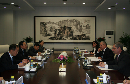 外交部副部长程国平同亚美尼亚副外长马纳萨良举行中亚外交部磋商