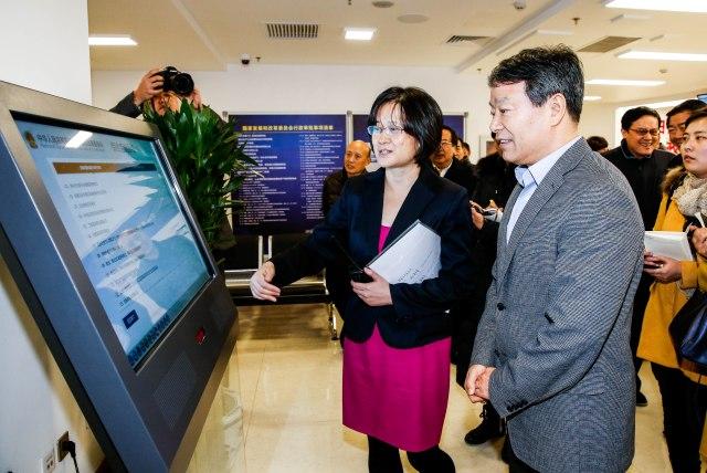中新网12月1日电  据国家发展和改革委员会网站消息，发改委政务服务大厅于今日开门试运行，设有服务窗口11个。发改委13项行政许可、能源局6项行政许可事项一次性全部纳入政务服务大厅受理。