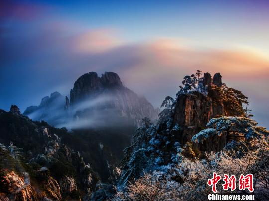 受强冷空气影响,12月1日,黄山风景区天气转晴,气温-8℃到0℃,现雾凇奇观,为入冬首次 王永新 摄