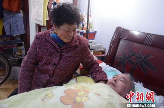 湖北黄石女子照顾瘫夫15年：婚姻是牵手到老的责任