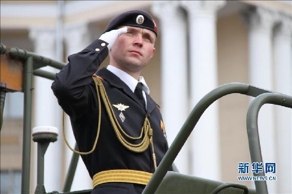 5月9日,在俄罗斯符拉迪沃斯托克,一名军官在阅兵仪式上敬礼.
