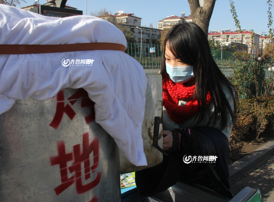 枣庄90后女孩街头卖烤地瓜为白血病哥哥筹钱