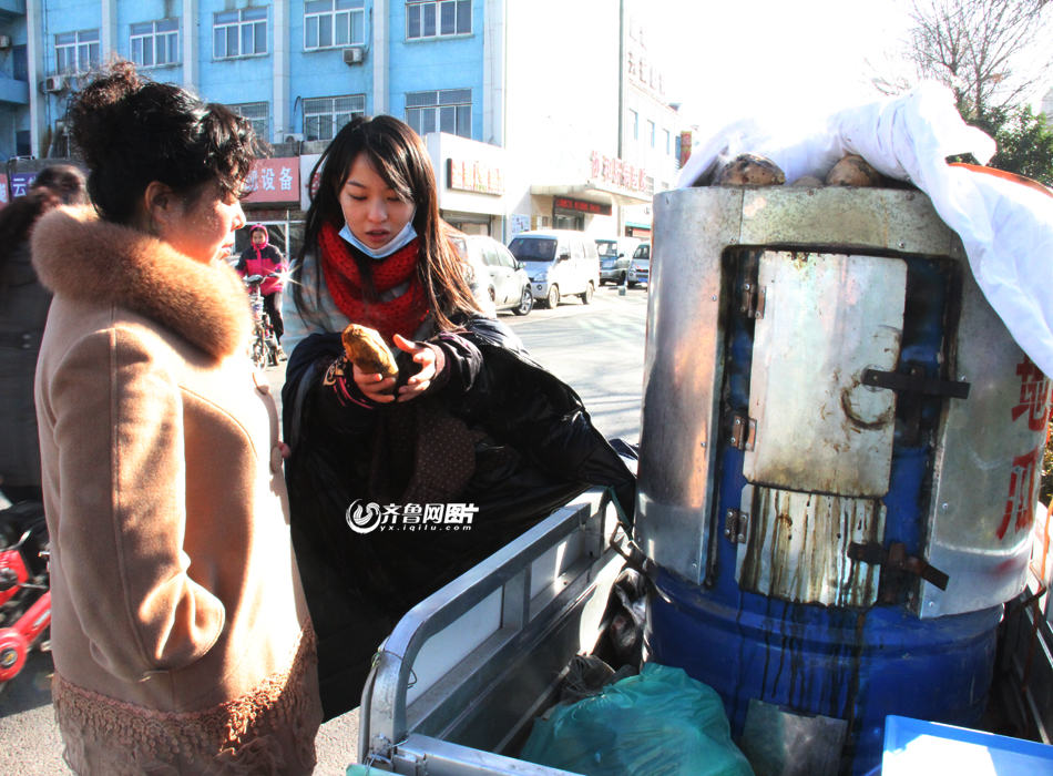 枣庄90后女孩街头卖烤地瓜为白血病哥哥筹钱