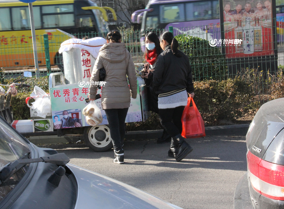 枣庄90后女孩街头卖烤地瓜为白血病哥哥筹钱