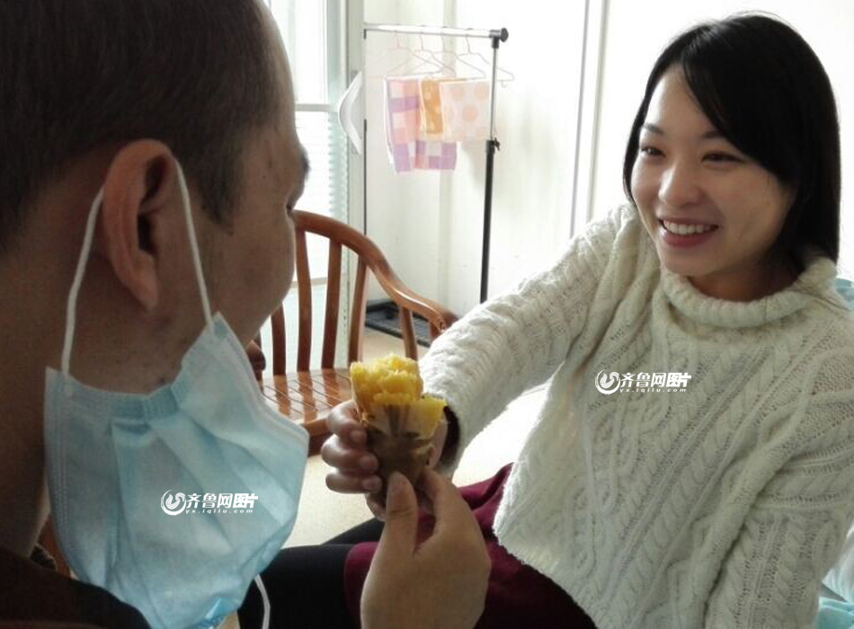 枣庄90后女孩街头卖烤地瓜为白血病哥哥筹钱