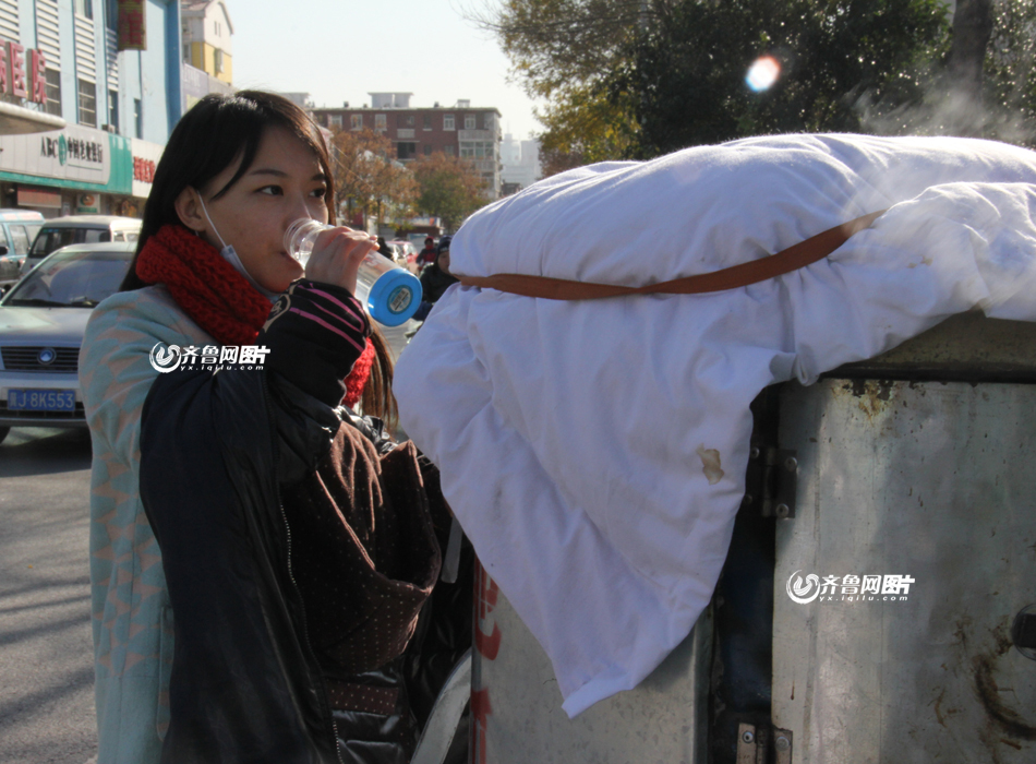 枣庄90后女孩街头卖烤地瓜为白血病哥哥筹钱