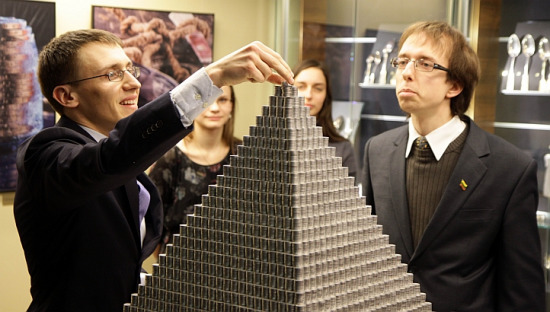 立陶宛100万硬币堆成“金字塔”破世界纪录（图）