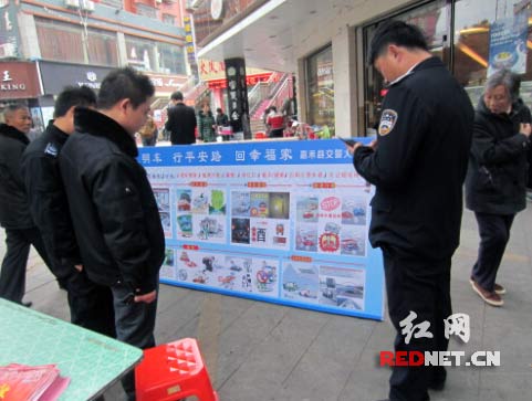 交通安全宣讲员为市民讲解七类违法行为