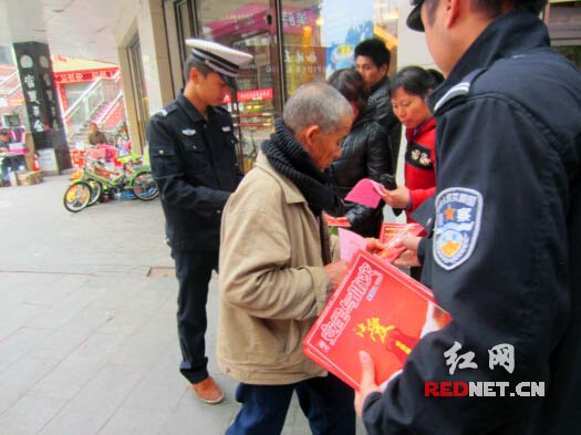 交通安全宣传员发放宣传资料