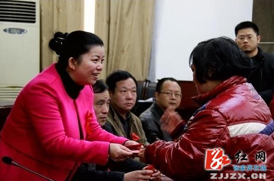 桑植县举行第27个“世界艾滋病日”现场慰问活动