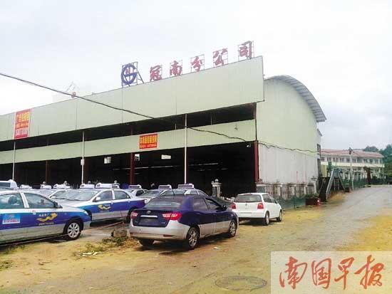 城南汉师小学校园内建起来的汽车展厅。见习记者 钟小启摄