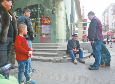  流浪救助人员（右）劝说行乞人员去救助站接受救助