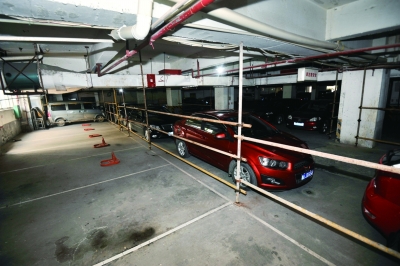 12月2日，长沙市建湘路凤凰大厦地下停车场，很多车位被脚手架围住，一些业主的小车只好停在过道上。记者 田超 摄