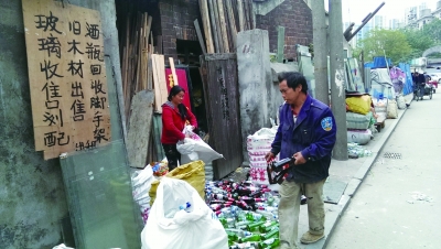 12月2日，长沙开福区潘家坪的一家废品回收站，老板佘先生感叹生意不好做。