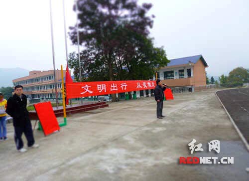 麻江中小学生正在进行“文明出行从我做起”的交通安全法制教育宣传活动。