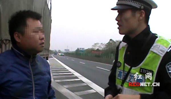 高速交警立即制止大货车，引导靠边停车接受检查