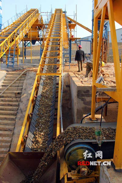 益娄高速公路第四合同段技能工在拌和站试机输送石料。