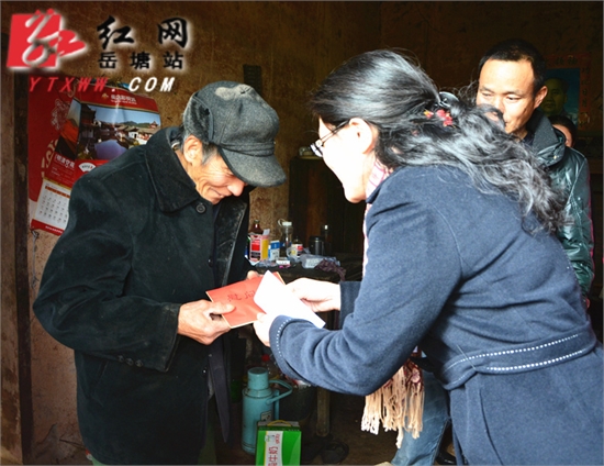 省妇联慰问青山村贫困党员 87岁老人自制刷锅获赞