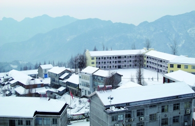   12月3日一早，常德石门县南北镇的居民惊喜地发现，天空飘起了今年入冬后的第一场雪。同在石门县的东山峰也一早下起中雪，直到下午4点，初雪还未停止。2日凌晨，东山峰监测站日最低气温降至-1℃以下。记者 聂诗茼