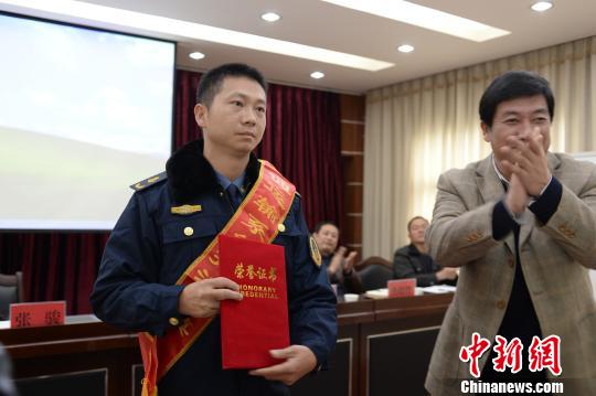 湖北一运管局副局长执法遇车逃逸被拖行20米