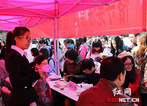 首个国家宪法日:湖南大学法学院志愿者宣传普