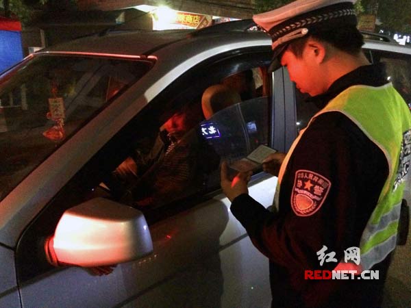 民警查看驾驶证和行驶证