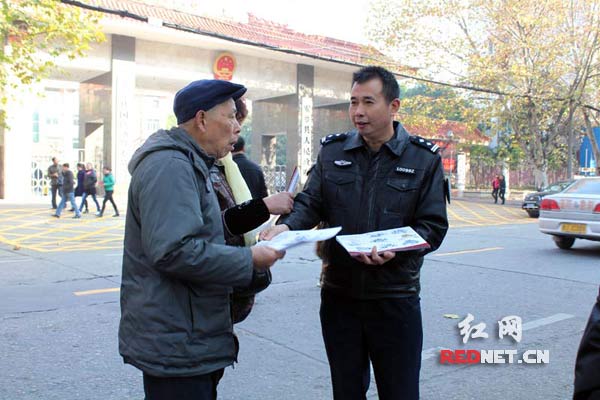 发放宣传资料