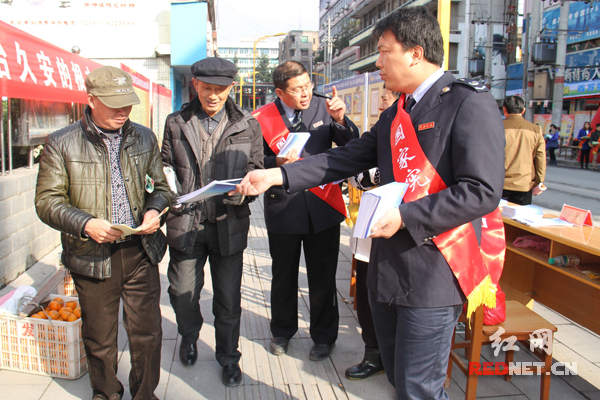 龙山县地税局开展宪法、税法普法宣传活动。