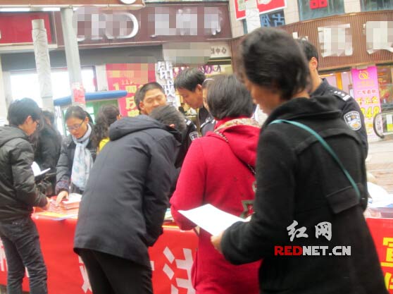 市民在宣传点领取资料