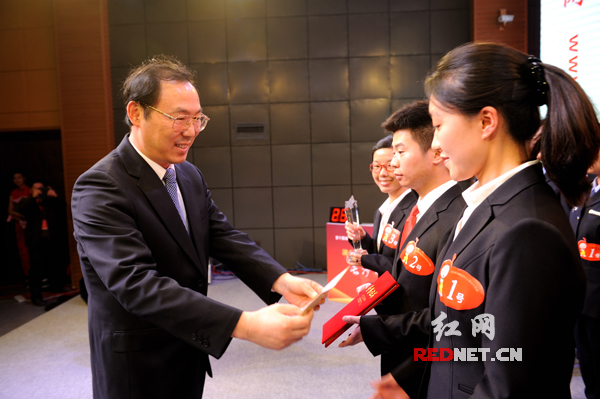 湖南省委常委、省委政法委书记孙建国出席并为获奖选手颁奖。