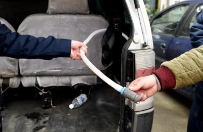 一根软管，酒精直通发动机。