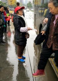 “串串”在五桂桥汽车站外揽客。