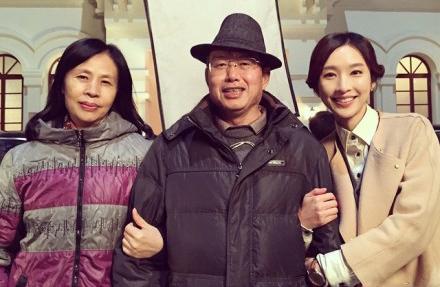张俪晒与父母片场合影网友：和妈妈长得好像