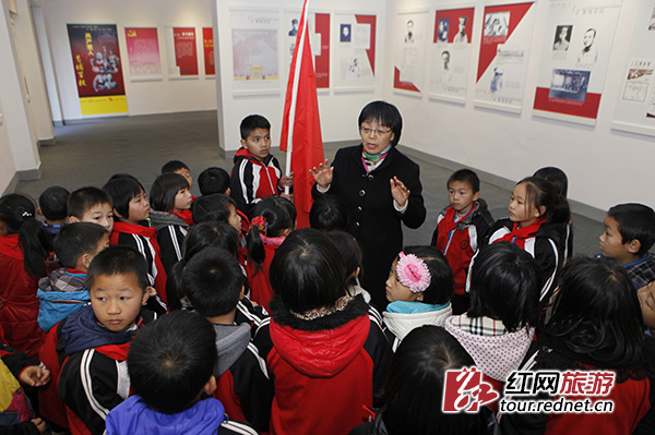 近百小学生观展，广东革命历史博物馆副馆长欧阳旦霓为孩子们讲解