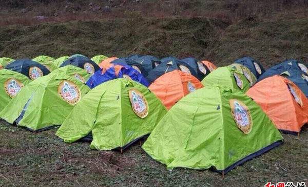 搭建好的露营帐篷。