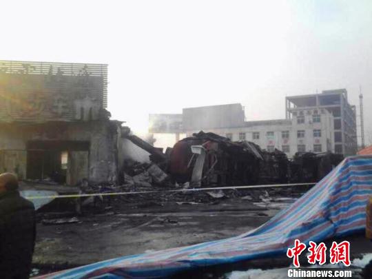 河南洛栾快速道一油罐车冲入车站起火造成2死1伤
