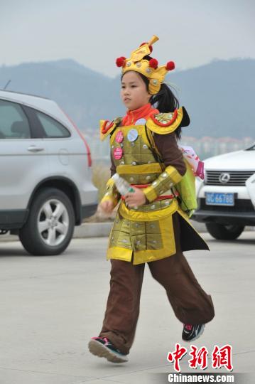 花木兰蜘蛛侠斗艳珠海葡萄酒迷你马拉松妙趣横生