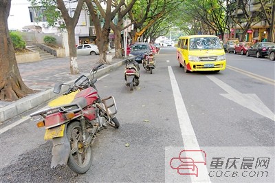 用小板凳旧摩托占停车位 一经发现立即暂扣