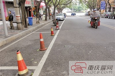 用小板凳旧摩托占停车位 一经发现立即暂扣