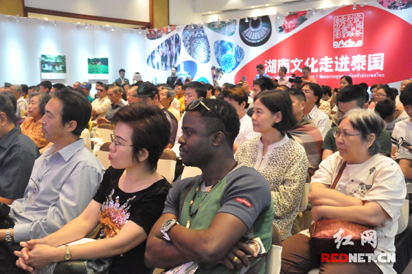 讲座受到泰国民众和国外游客的关注。