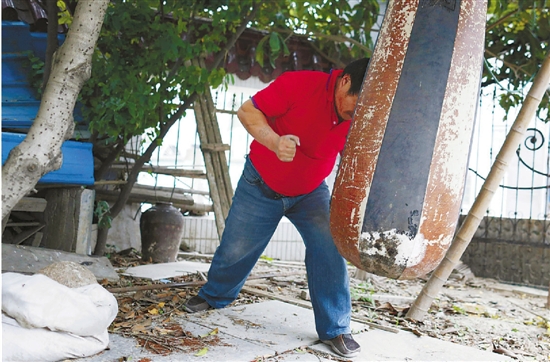 老蔡在上班的地方建造一个小型“运动场”，有沙袋、杠铃和单杠等器械，工余时就去练练。