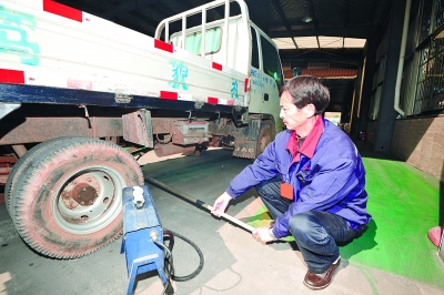   12月5日，长沙市城西尾气检测站，工作人员正在检测汽车排气管的尾气。   记者 童迪 摄