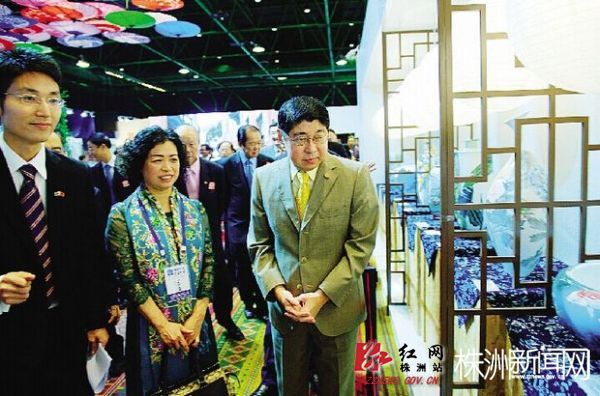 泰国副总理威萨努（右一）参观醴陵釉下彩瓷展区。张斌 摄）