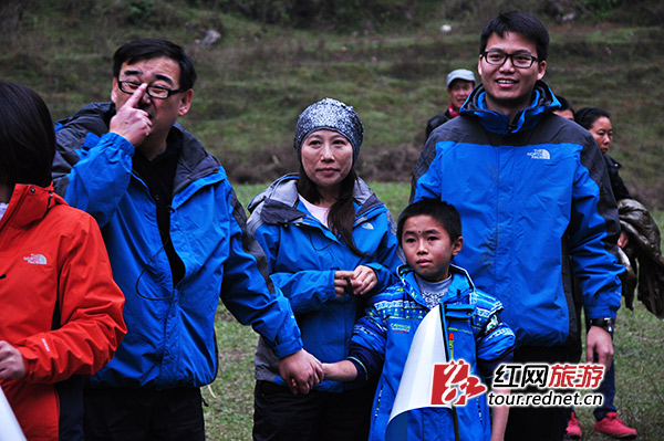 中间隔着队友，杨恒均和樊文胜还是很自然地拉着手。